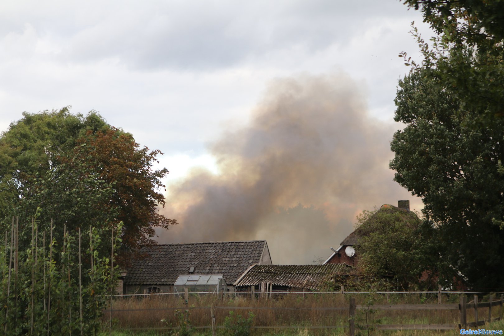 Brand in Bennekom: ‘Kom niet kijken en blijf uit de rook’