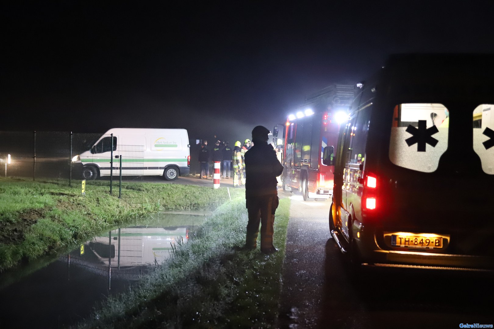 Man komt vast te zitten tussen auto en betonnen paal