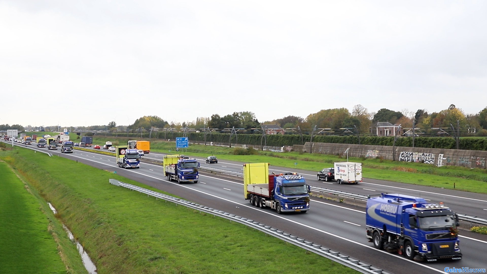 Rouwstoet van honderden voertuigen als laatste eerbetoon