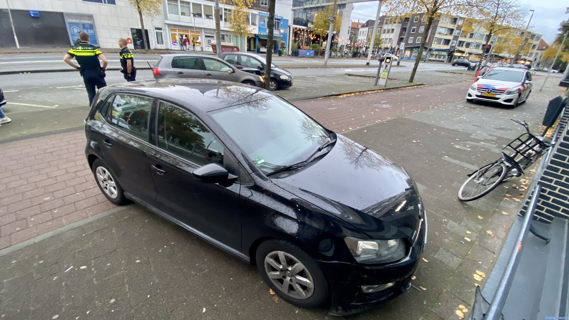 Stelletje treft auto tegen muur aan na shoppen in binnenstad