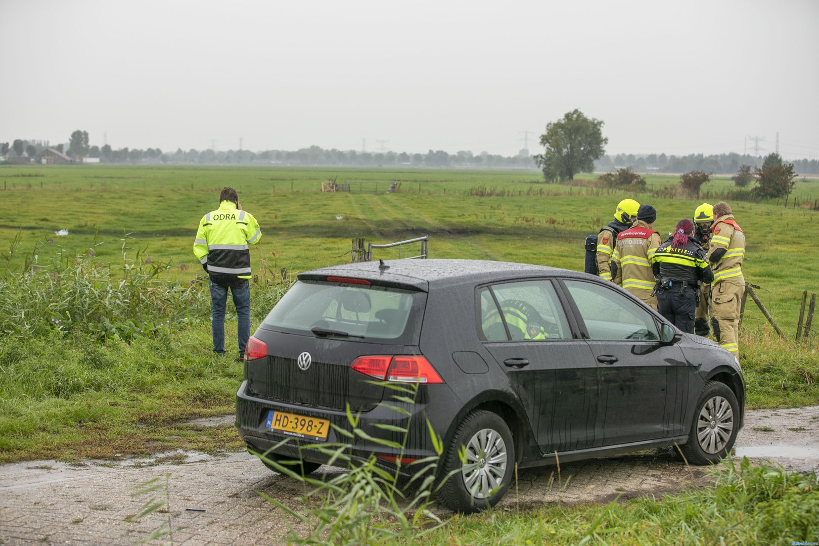 Vaten gevonden in weiland Valburg: onderzoek naar mogelijk drugsafval