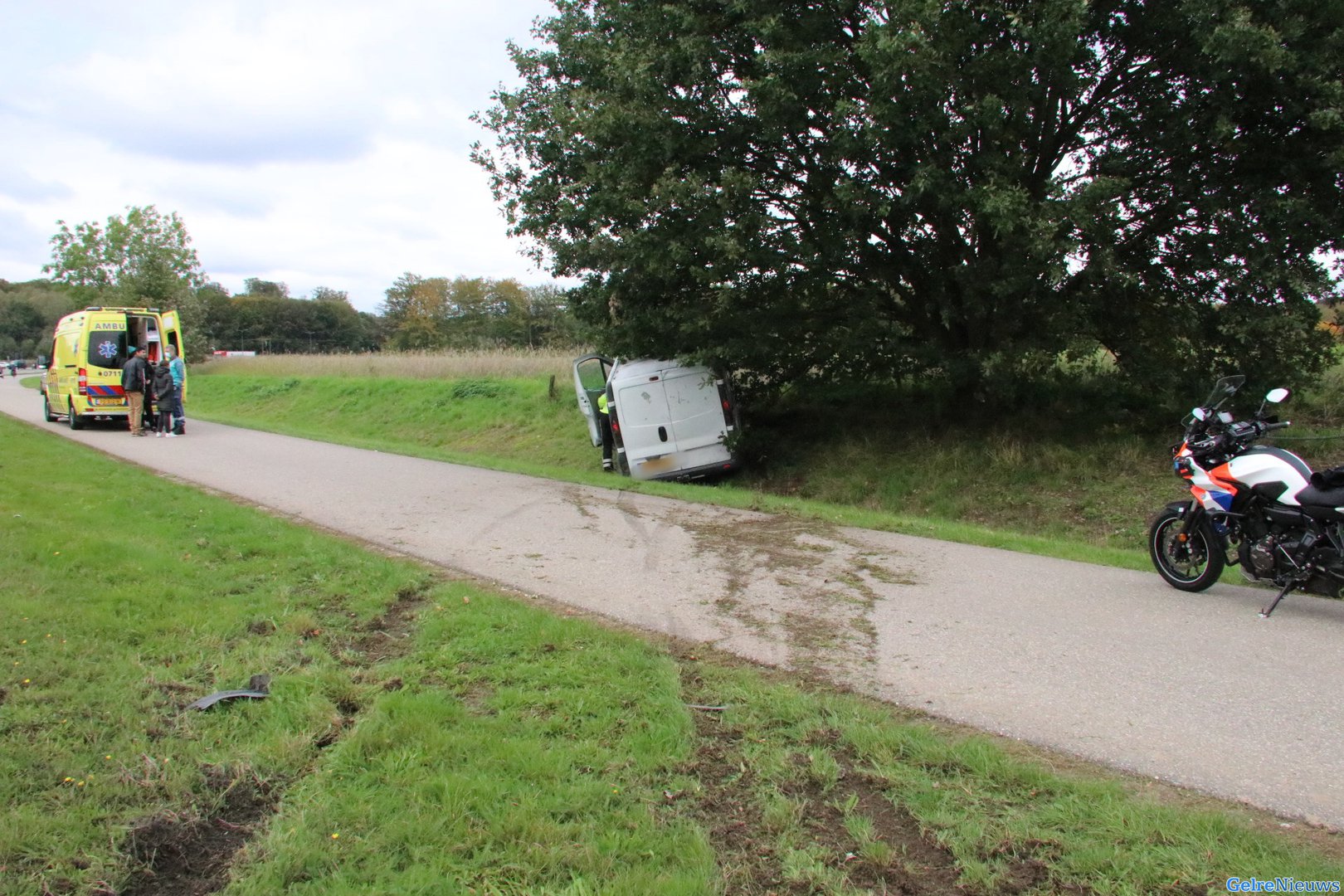 Bestelbus schiet de weg over en komt in greppel tot stilstand