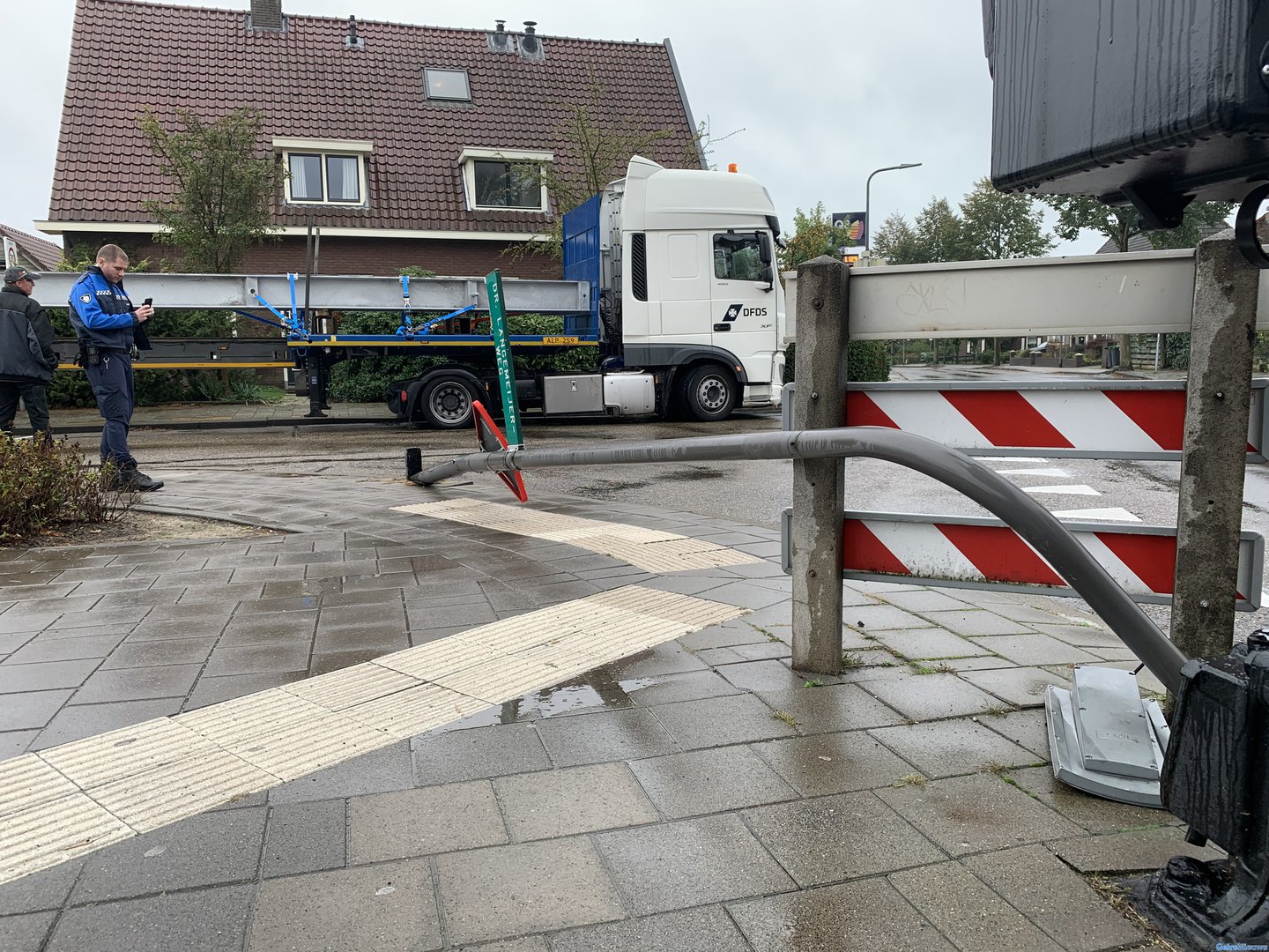 Vrachtwagenchauffeur rijdt lantaarnpaal omver door verkeerde route