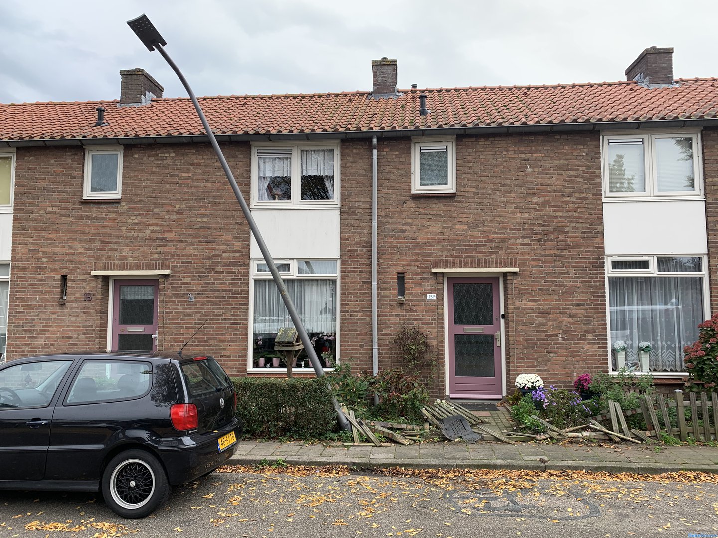 Auto ramt lantaarnpaal en vernield voortuin in Rheden