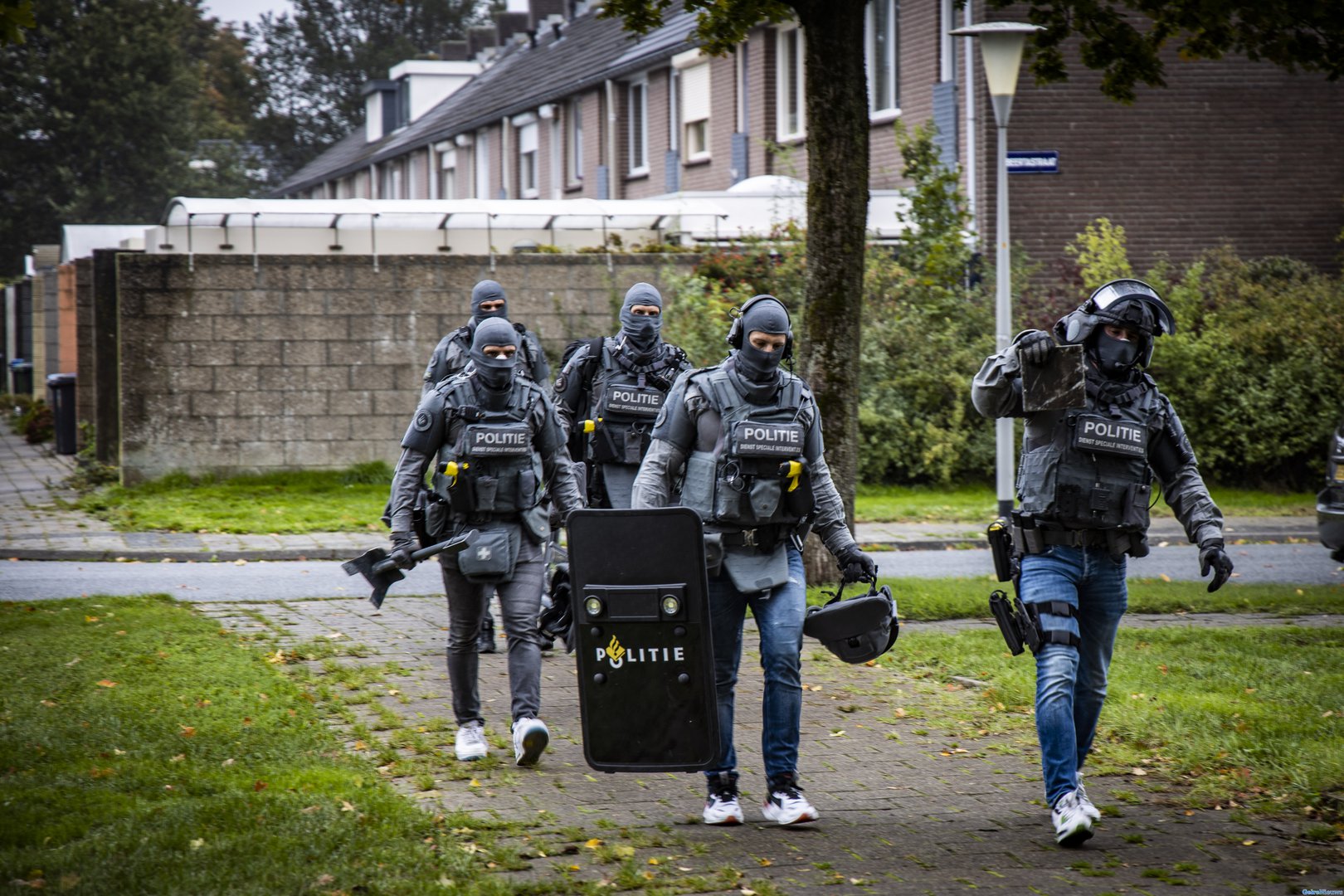 [FOTO’S EN VIDEO] Arrestatieteam doet inval in woning Arnhem