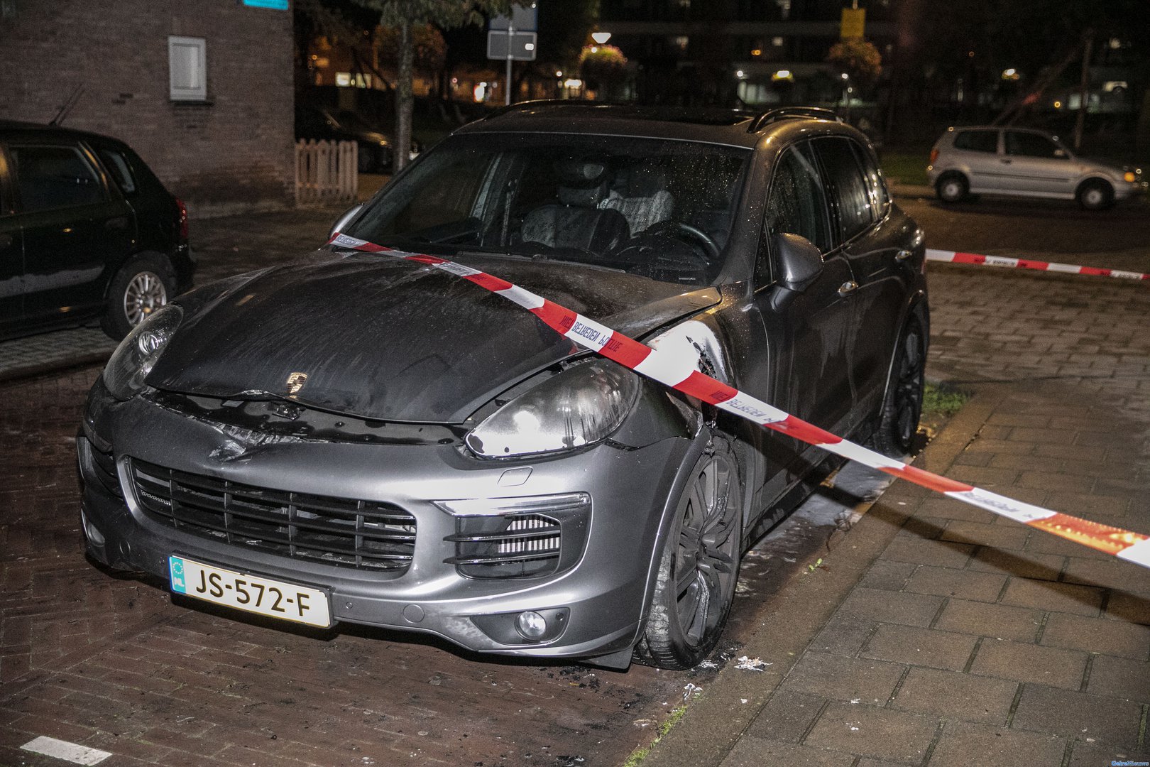 Porsche Cayenne in brand gestoken in Arnhem