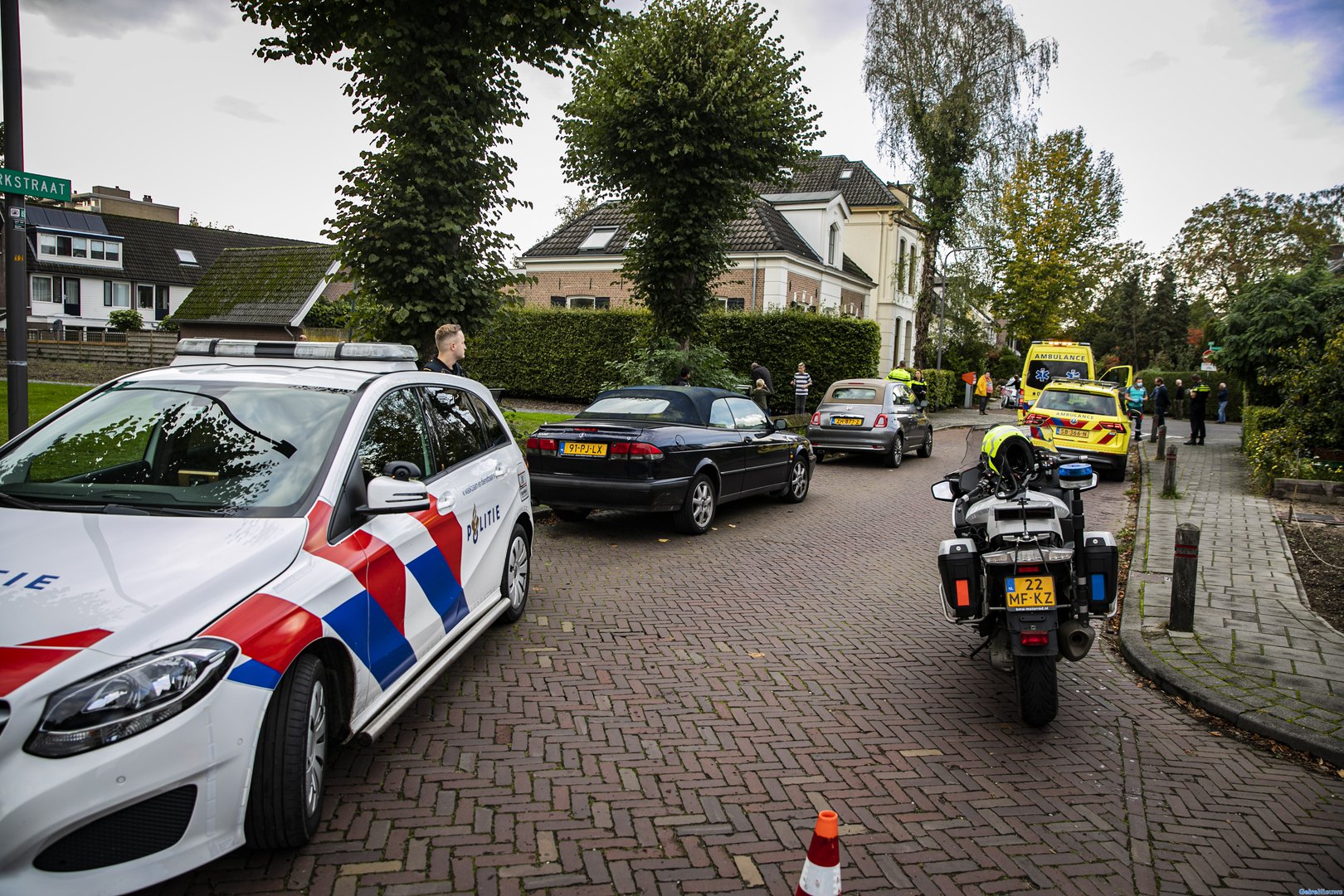 Meisje bevrijdt onder bestelbus na aanrijding