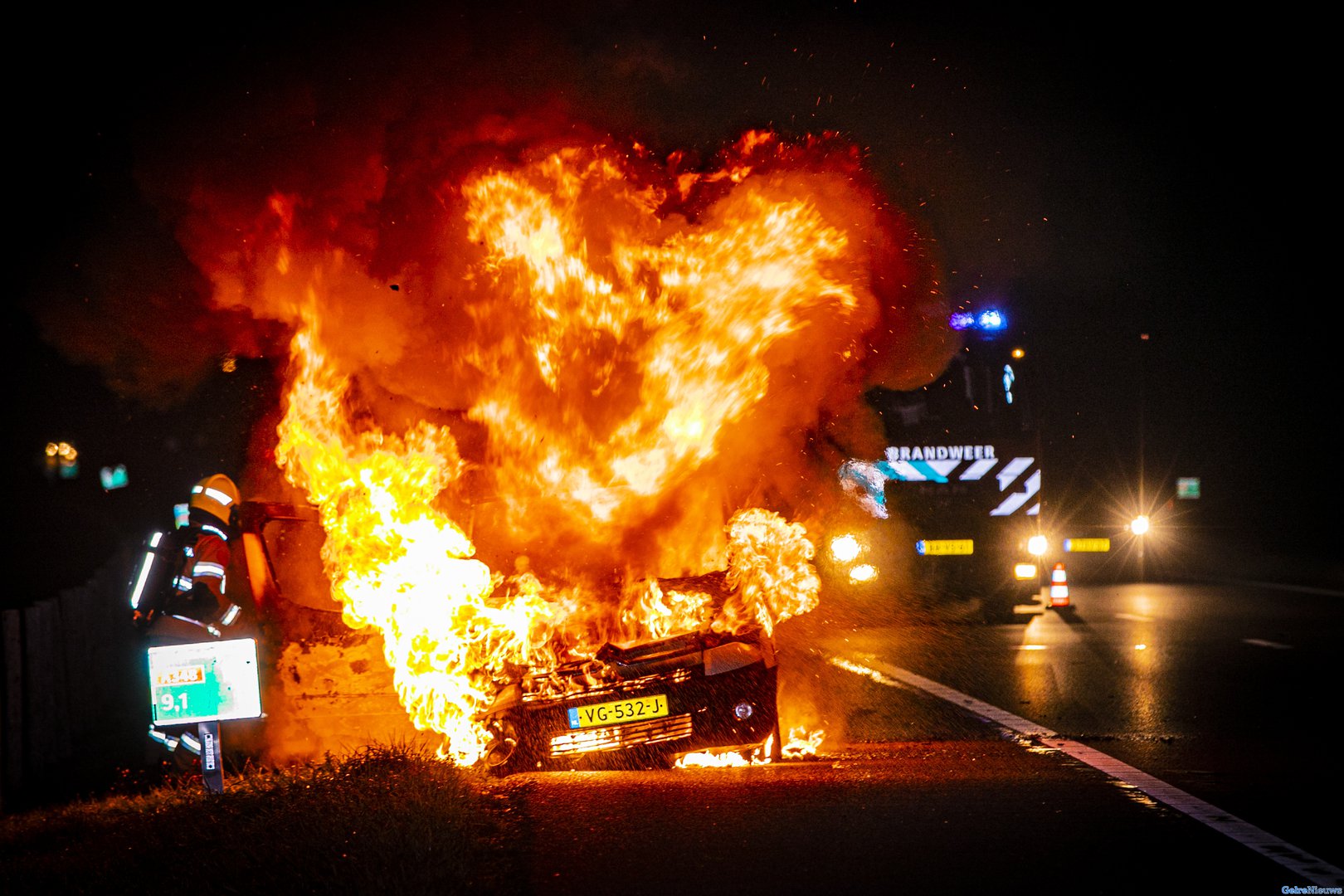 Bestelauto op A348 gaat volledig in vlammen op