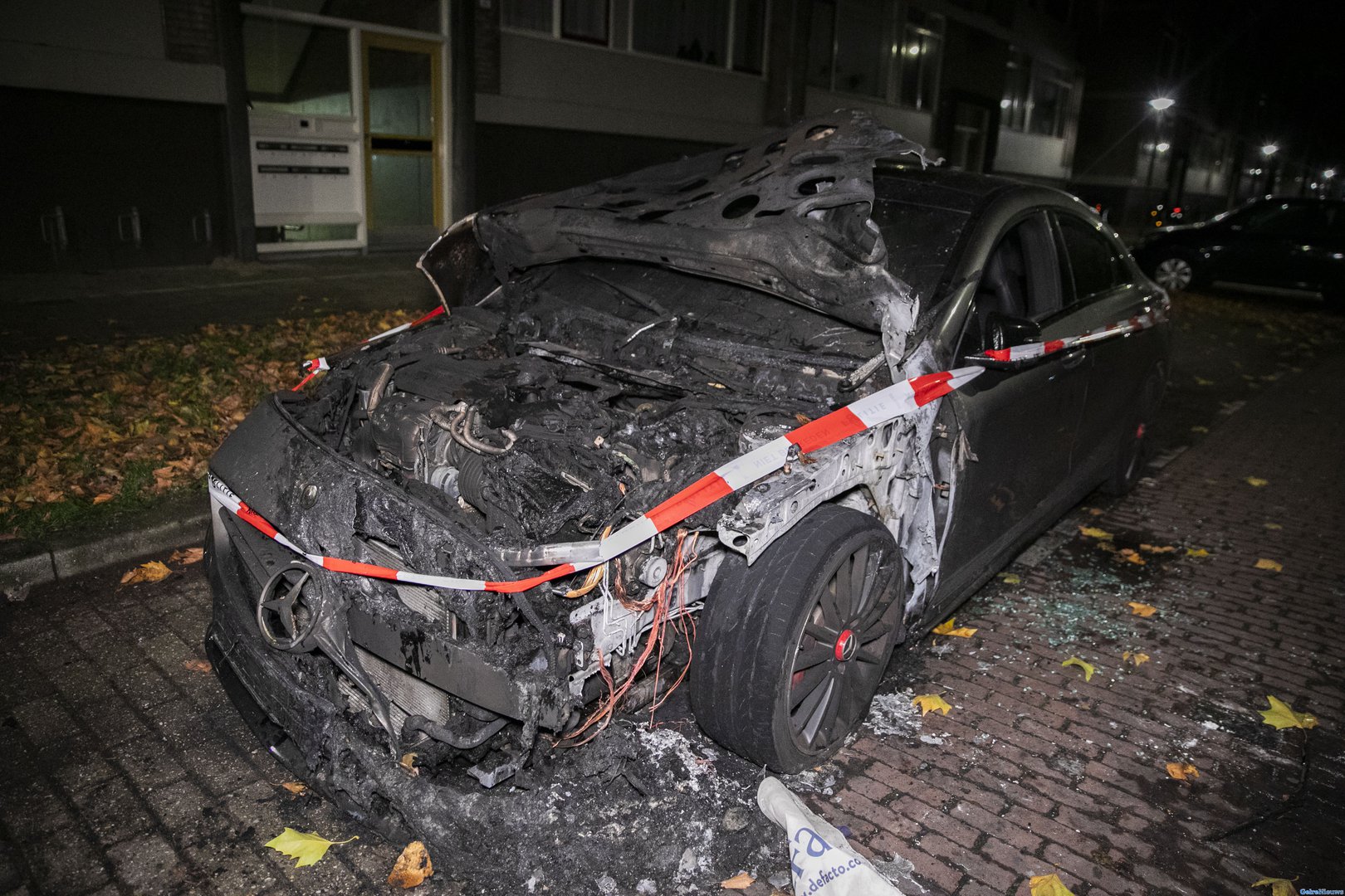 Auto verwoest bij brand in Arnhem