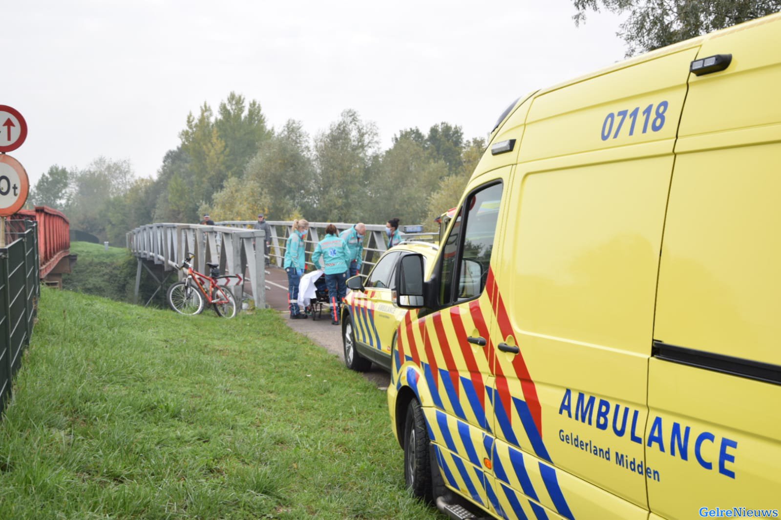 Mountainbiker botst tegen paaltje en komt ten val