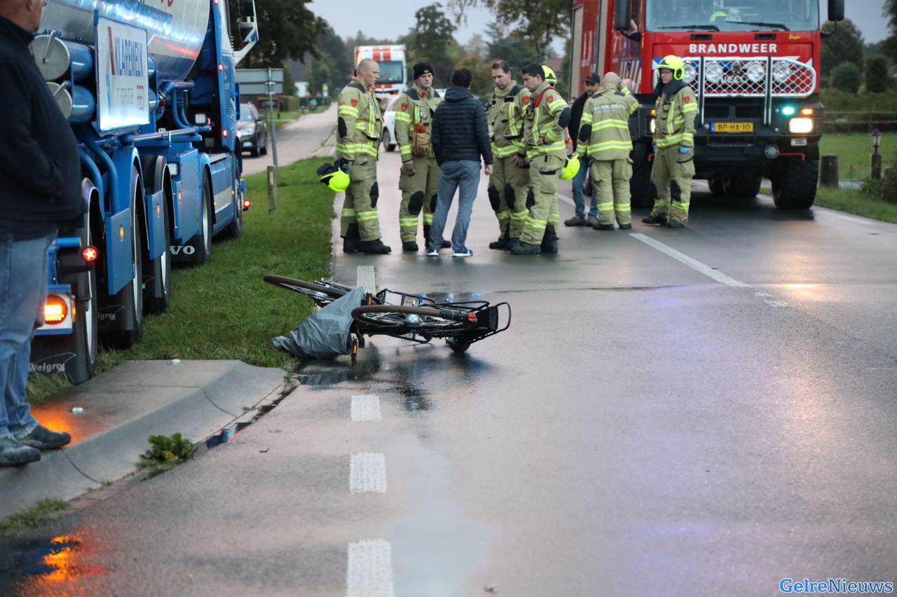 Fietser zwaargewond na aanrijding met vrachtwagen