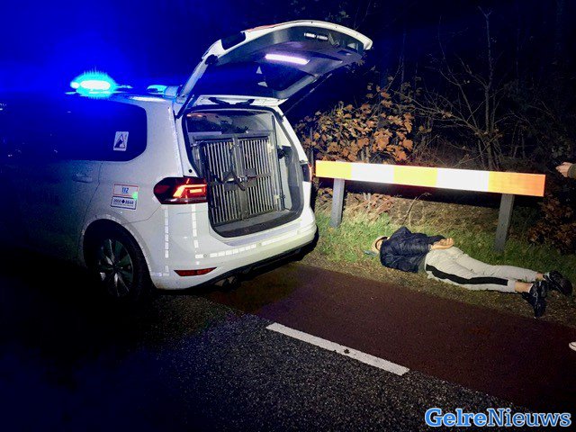 Achtervolging eindigt in crash: agent trekt vuurwapen bij aanhouding