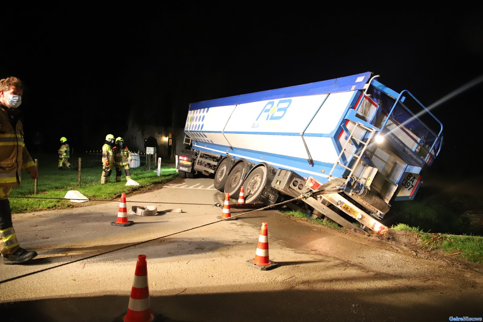 Vrachtwagen met aardappels dreigt in de sloot te vallen