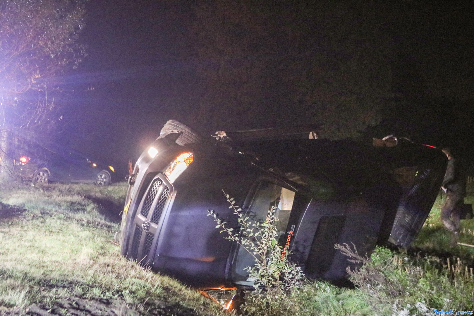 Pick-up truck slaat over de kop bij ongeval, bestuurder gewond