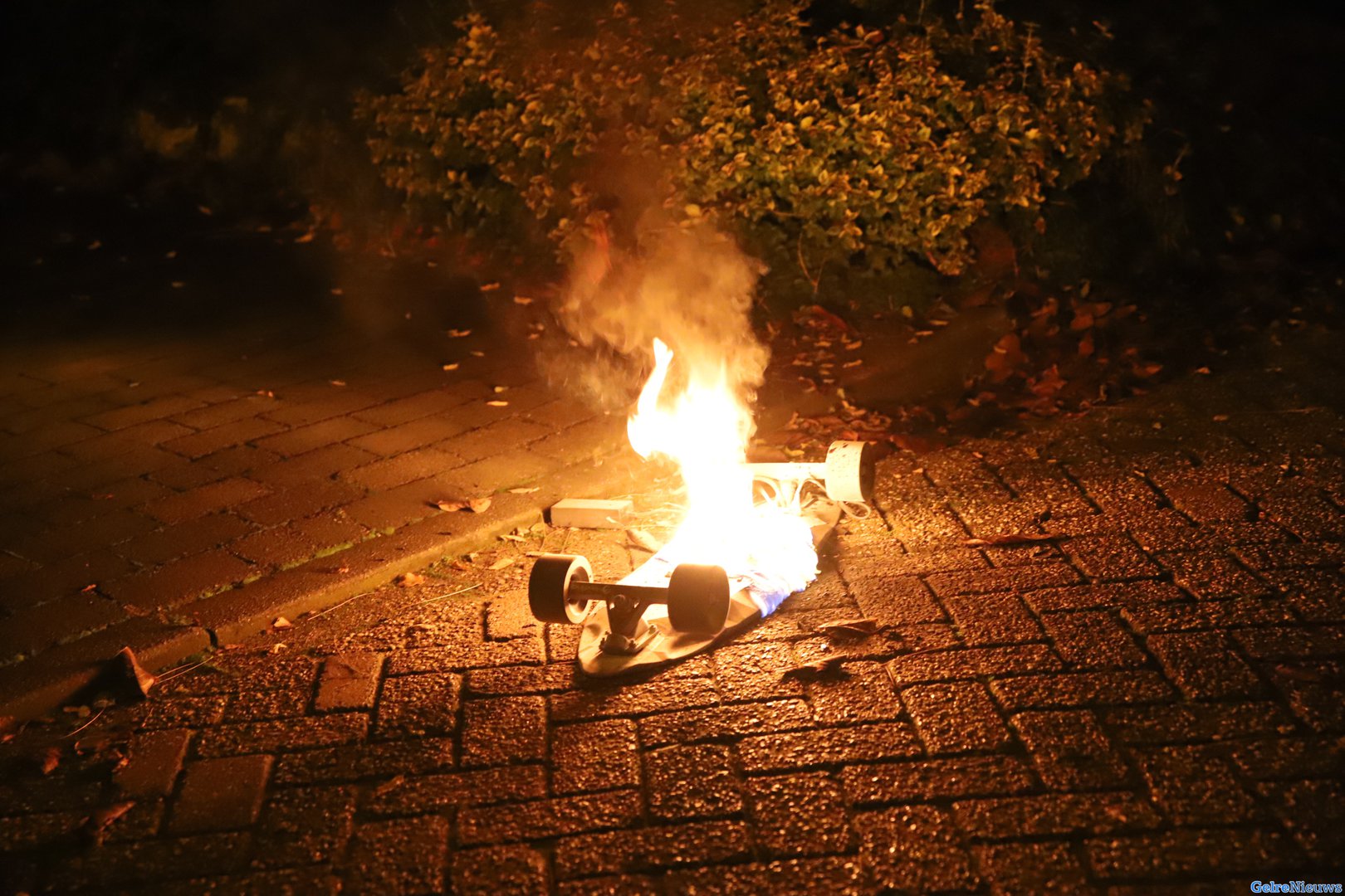 Elektrisch skateboard in woonkamer vliegt in brand