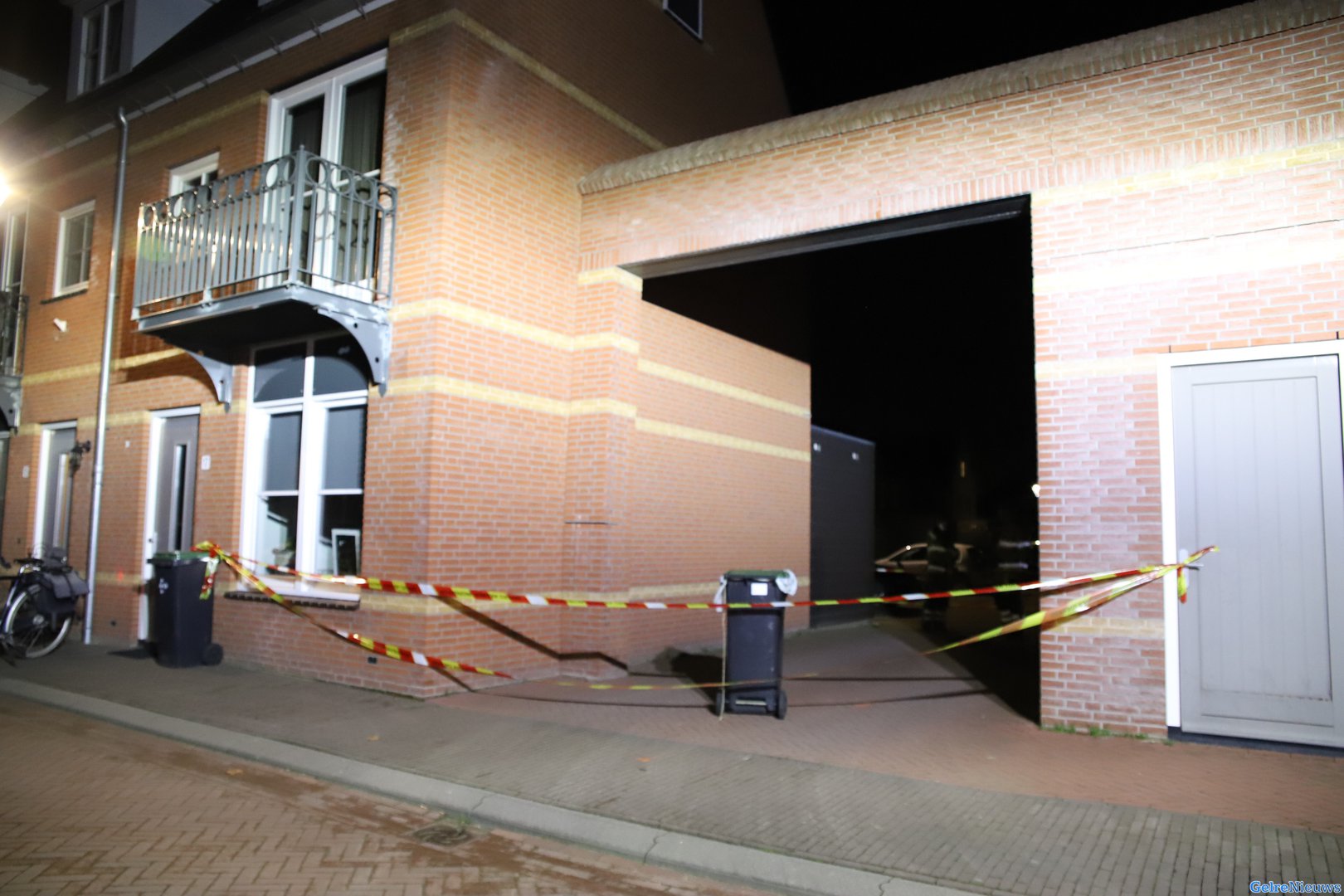 Stenen boog bij parkeergarage dreigt om te vallen