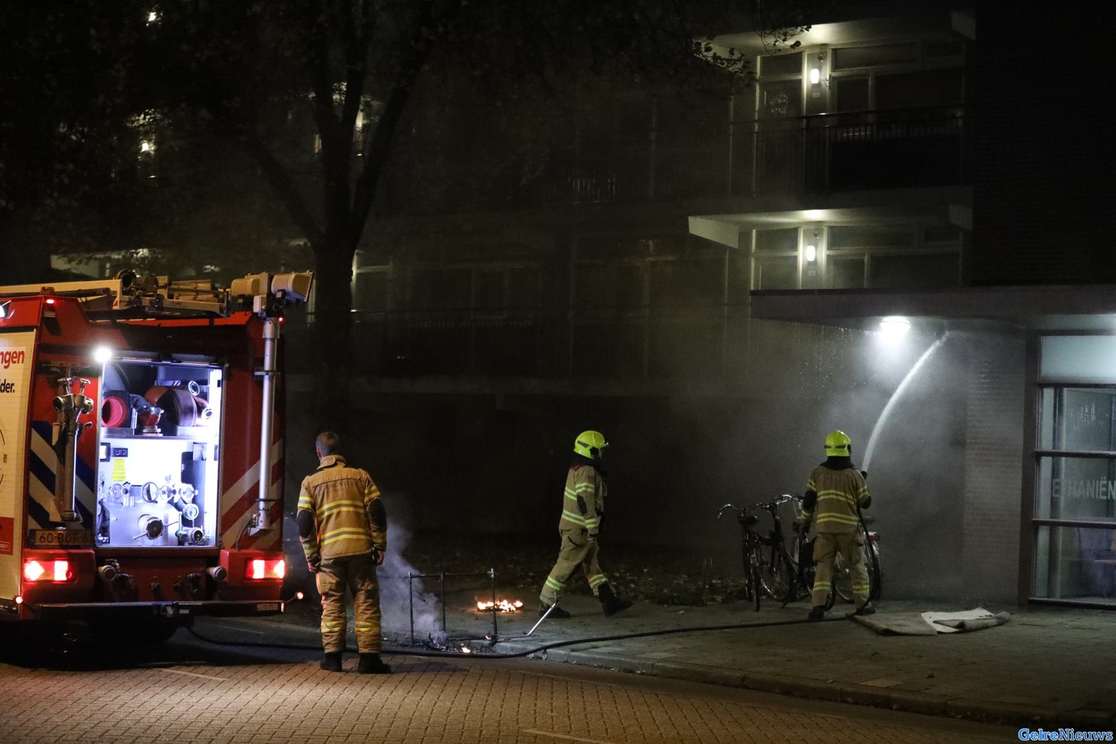 Ingang flat beschadigd door brand in Arnhem