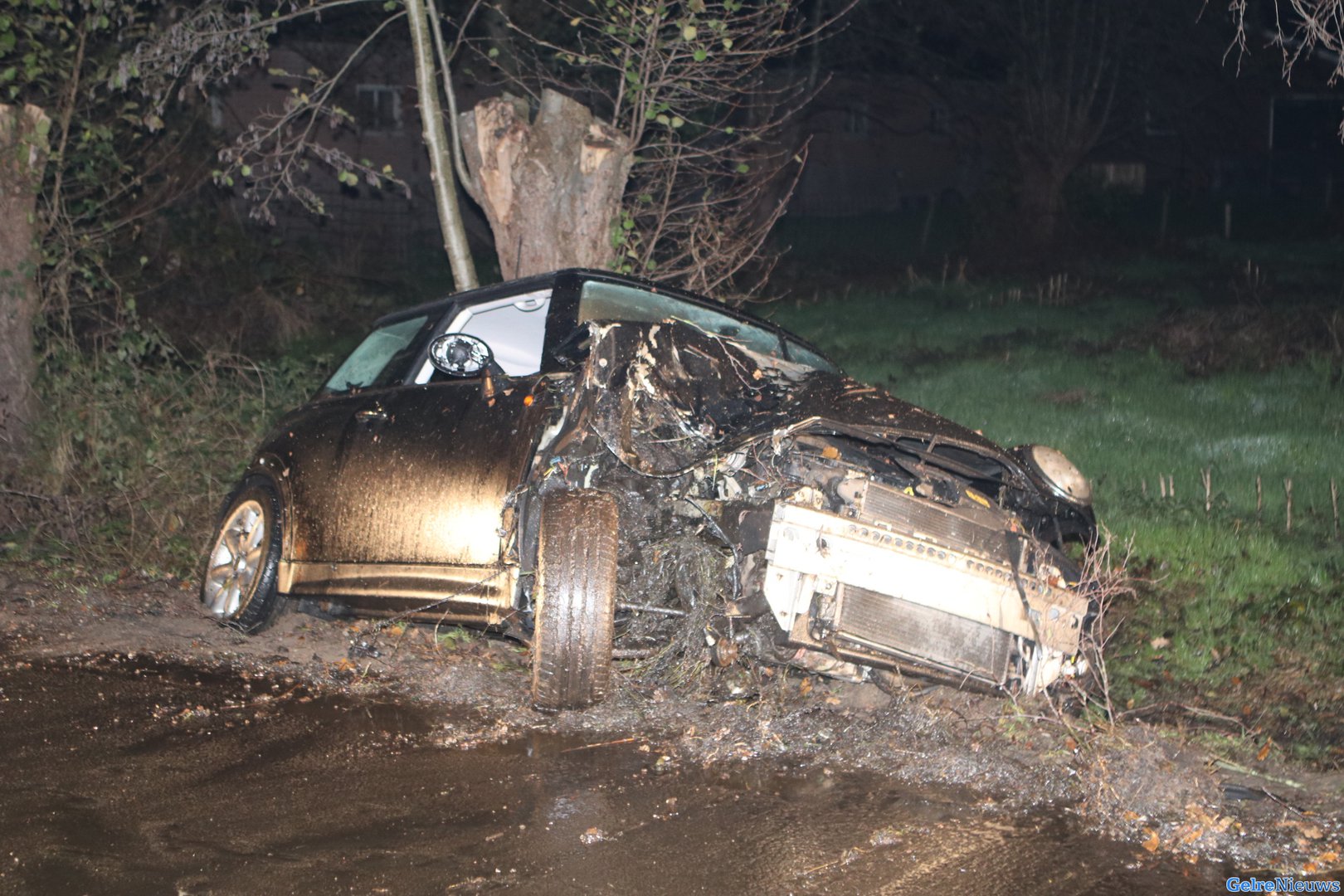 Vrouw onder invloed rijdt auto in puin