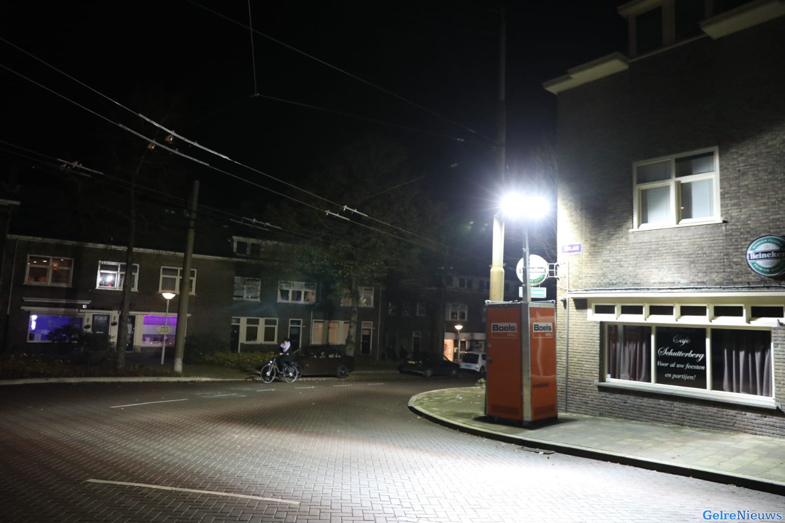 Grote units met bouwlampen door politie geplaatst op de Geitenkamp