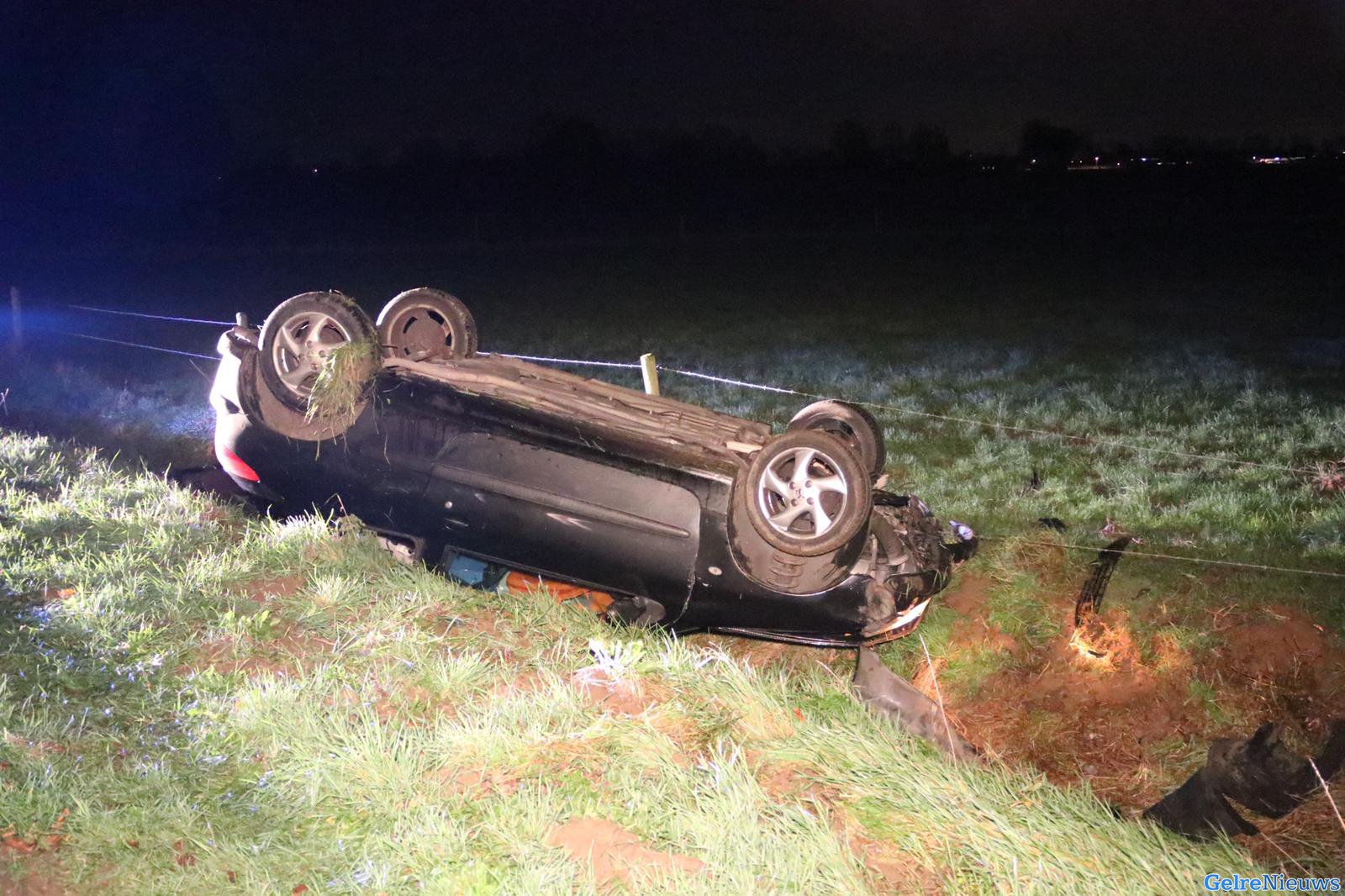 Auto op de kop in greppel bij Wehl