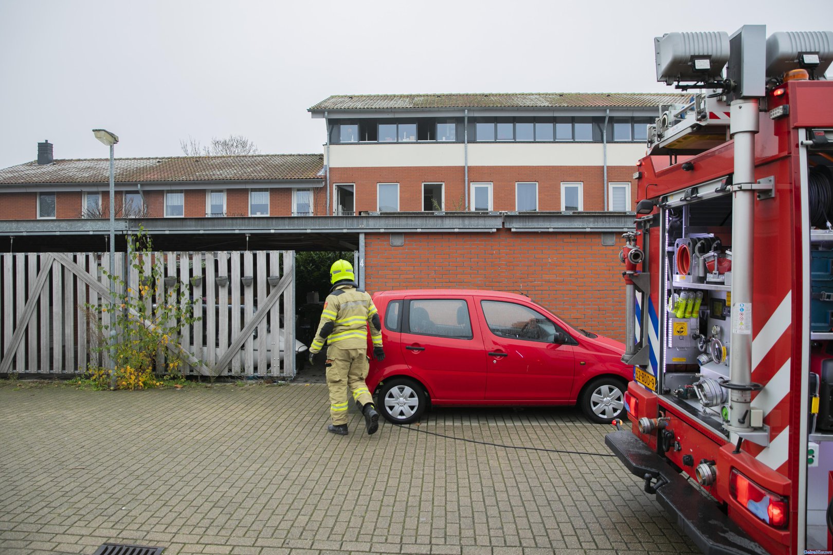 Man gewond nadat spuitbus in hand ontploft: ook brand in woning