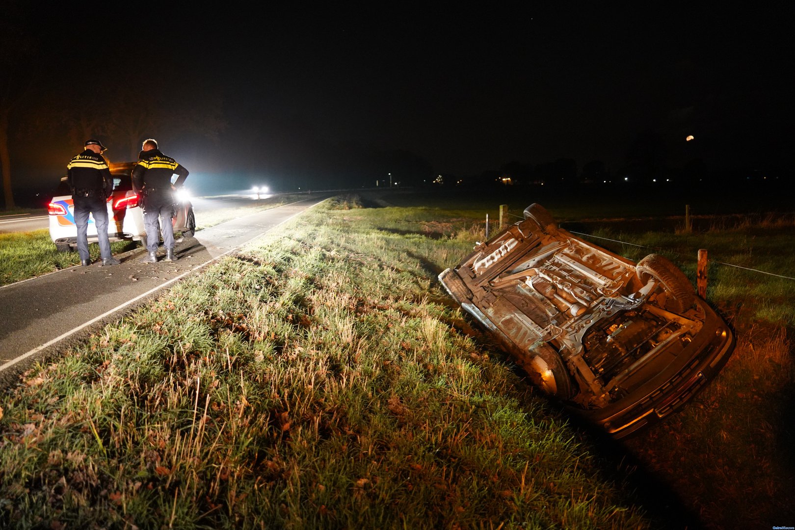 Auto slaat over de kop bij ongeval in Azewijn