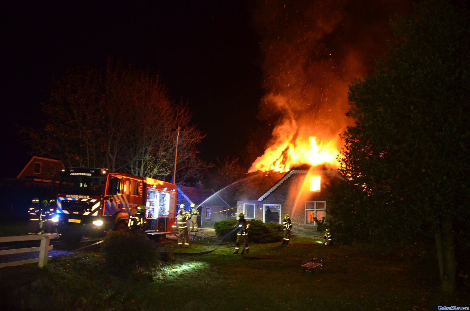 Grote brand verwoest huis met rieten kap