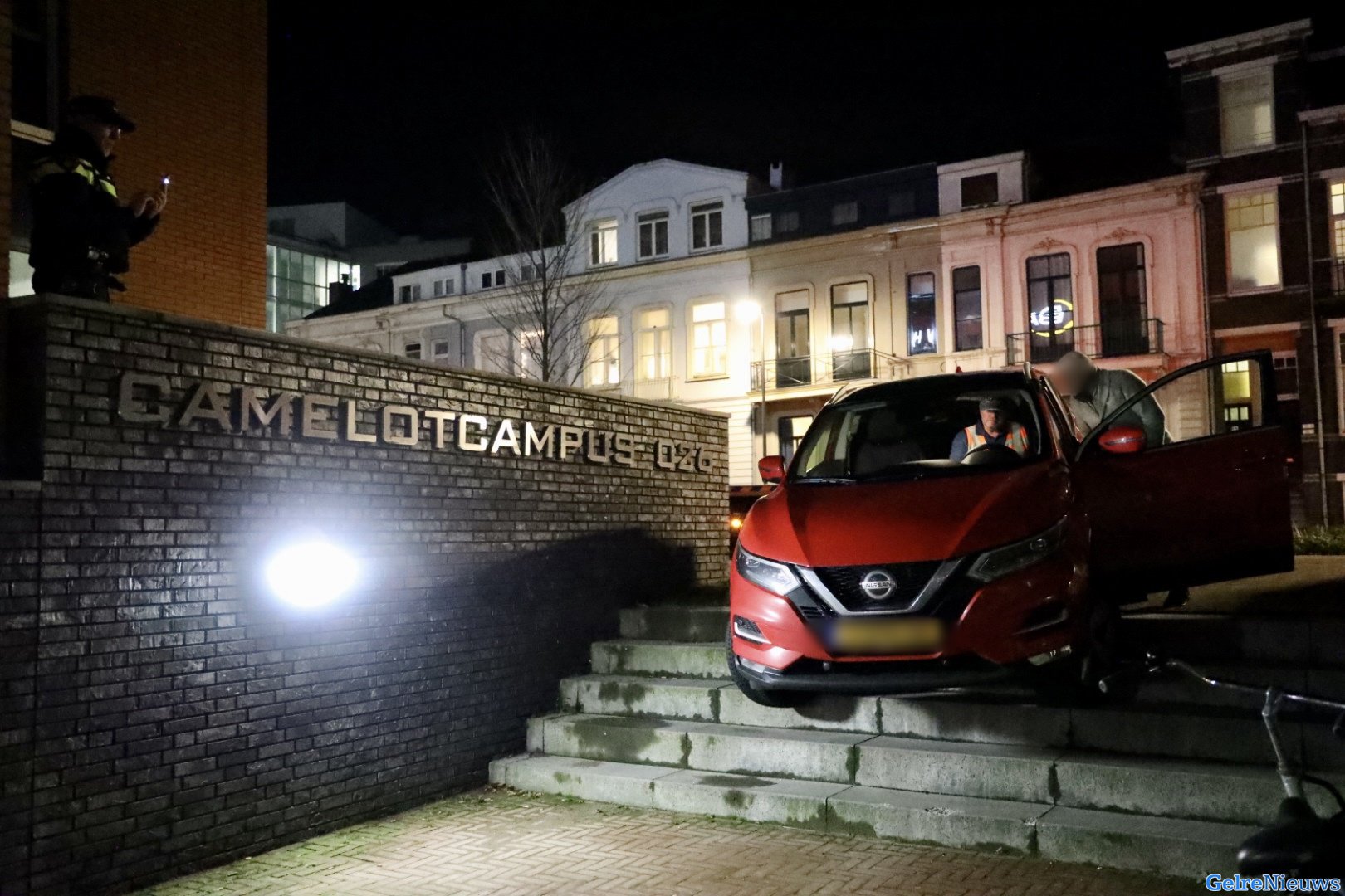 Automobilist rijdt van trap af met auto in Arnhem