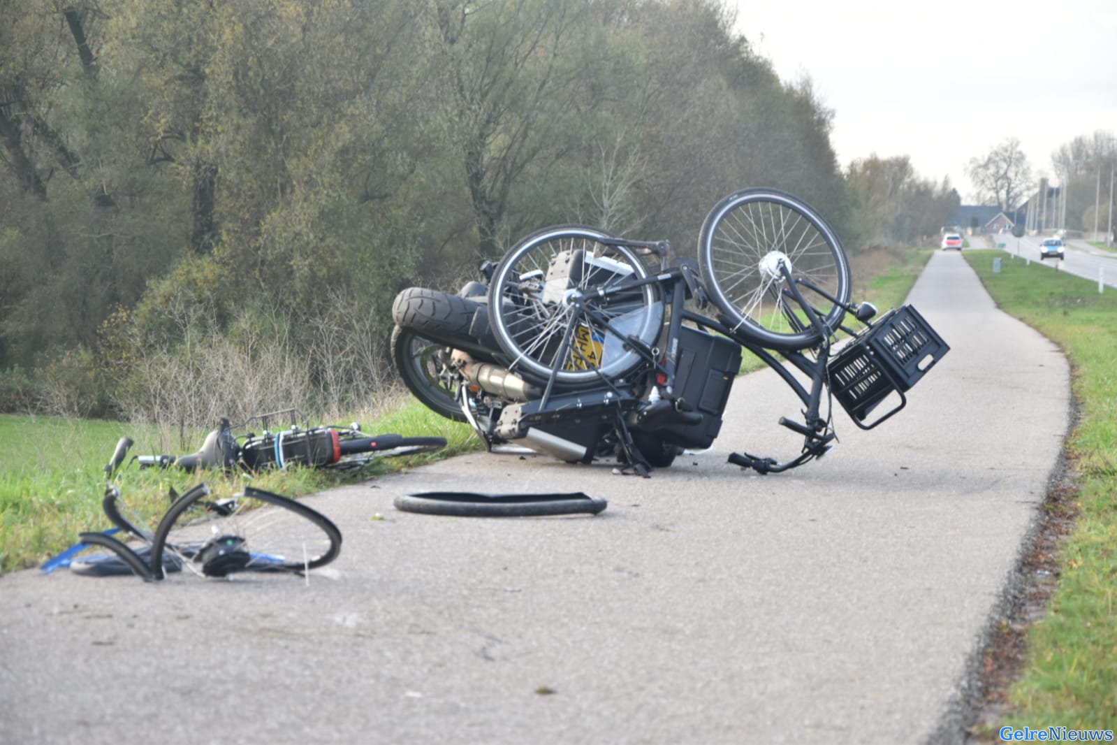 Politiemotor in botsing met fietsers, kinderen en agent gewond