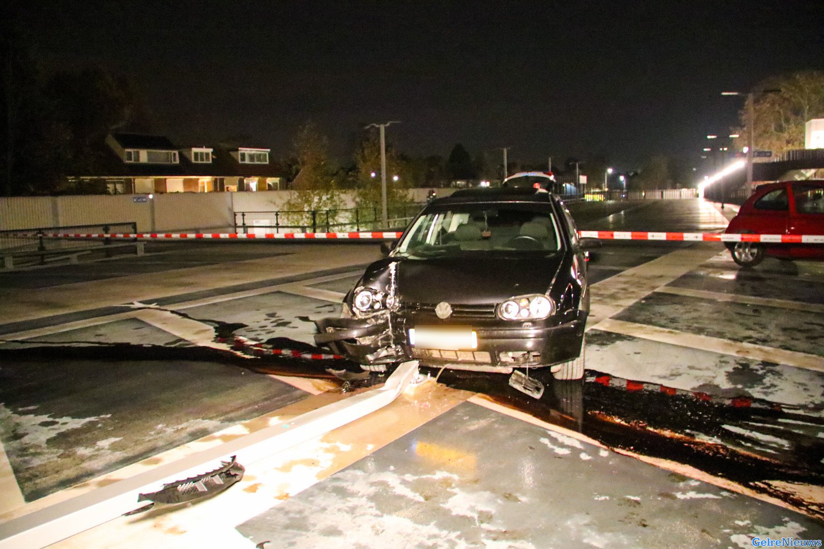 Auto crasht op dak parkeergarage in Dieren