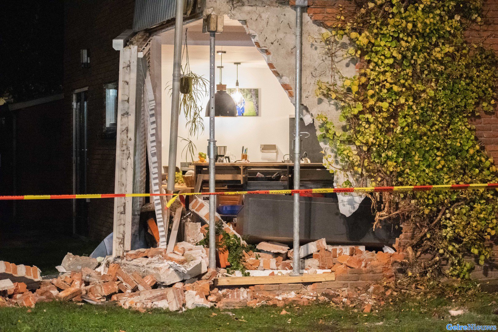 Auto ramt woning en vernielt pui: Woning onbewoonbaar