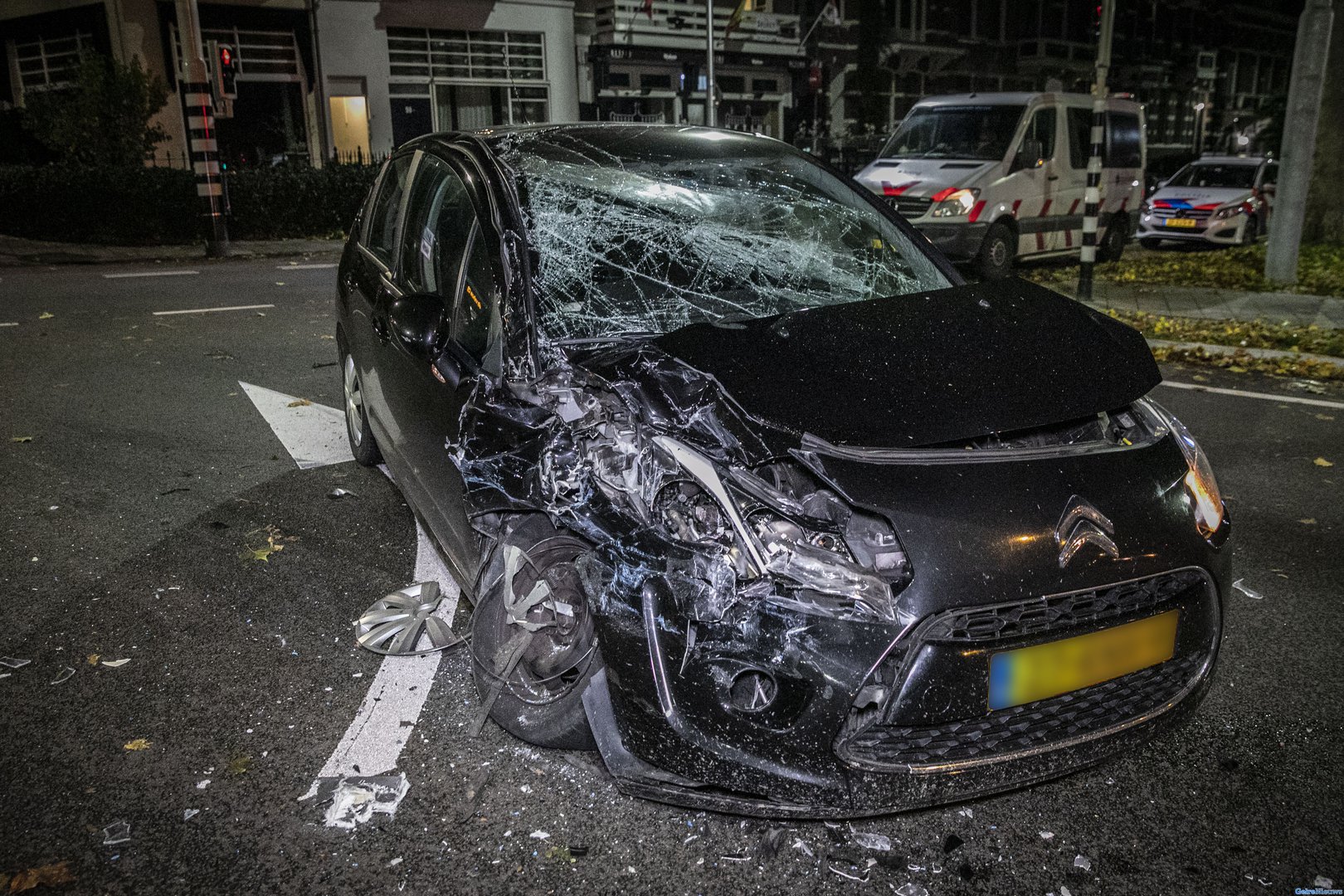 Botsing tussen trolleybus en auto in Arnhem