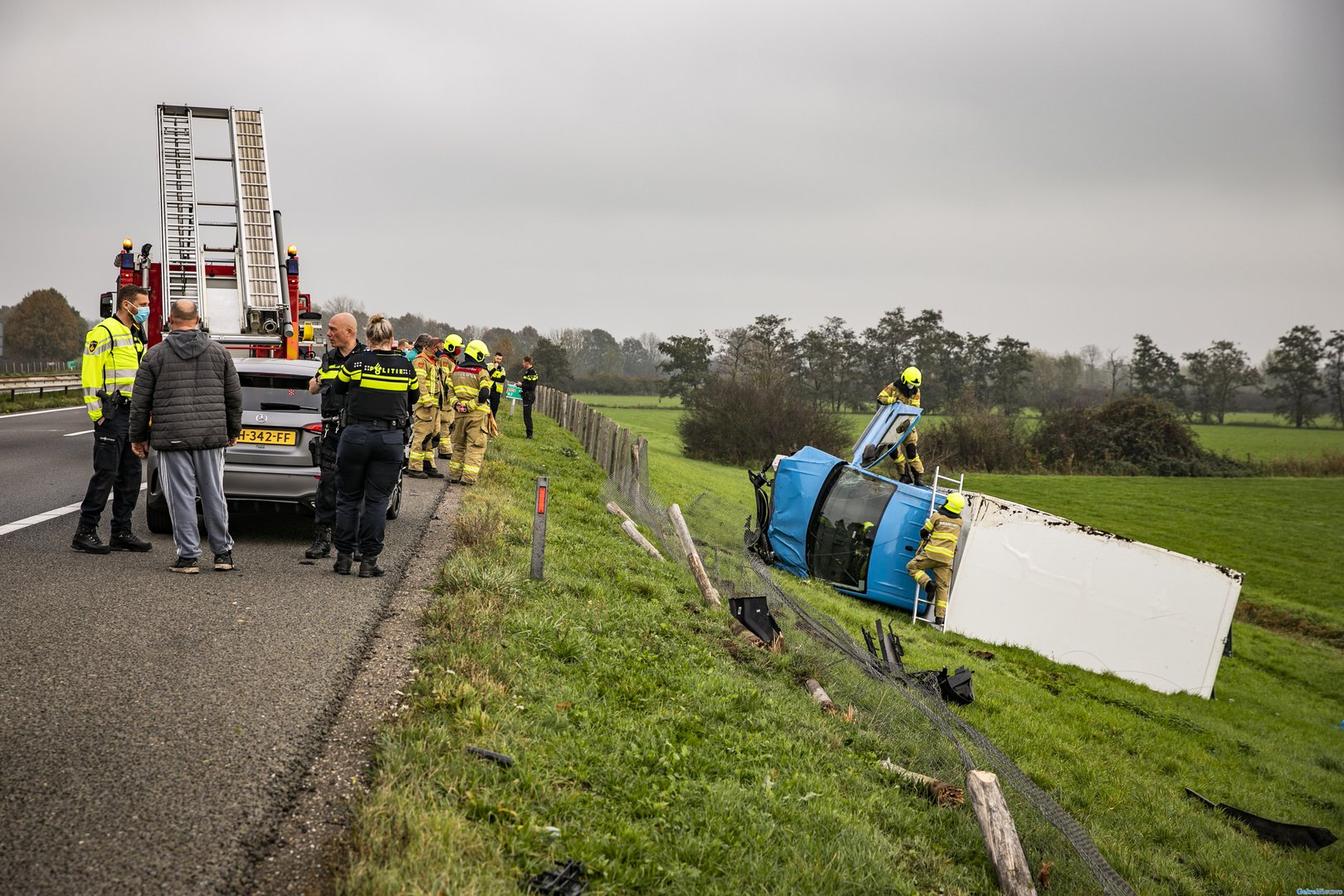 Ongeval met bezorgbus van supermarkt op A348