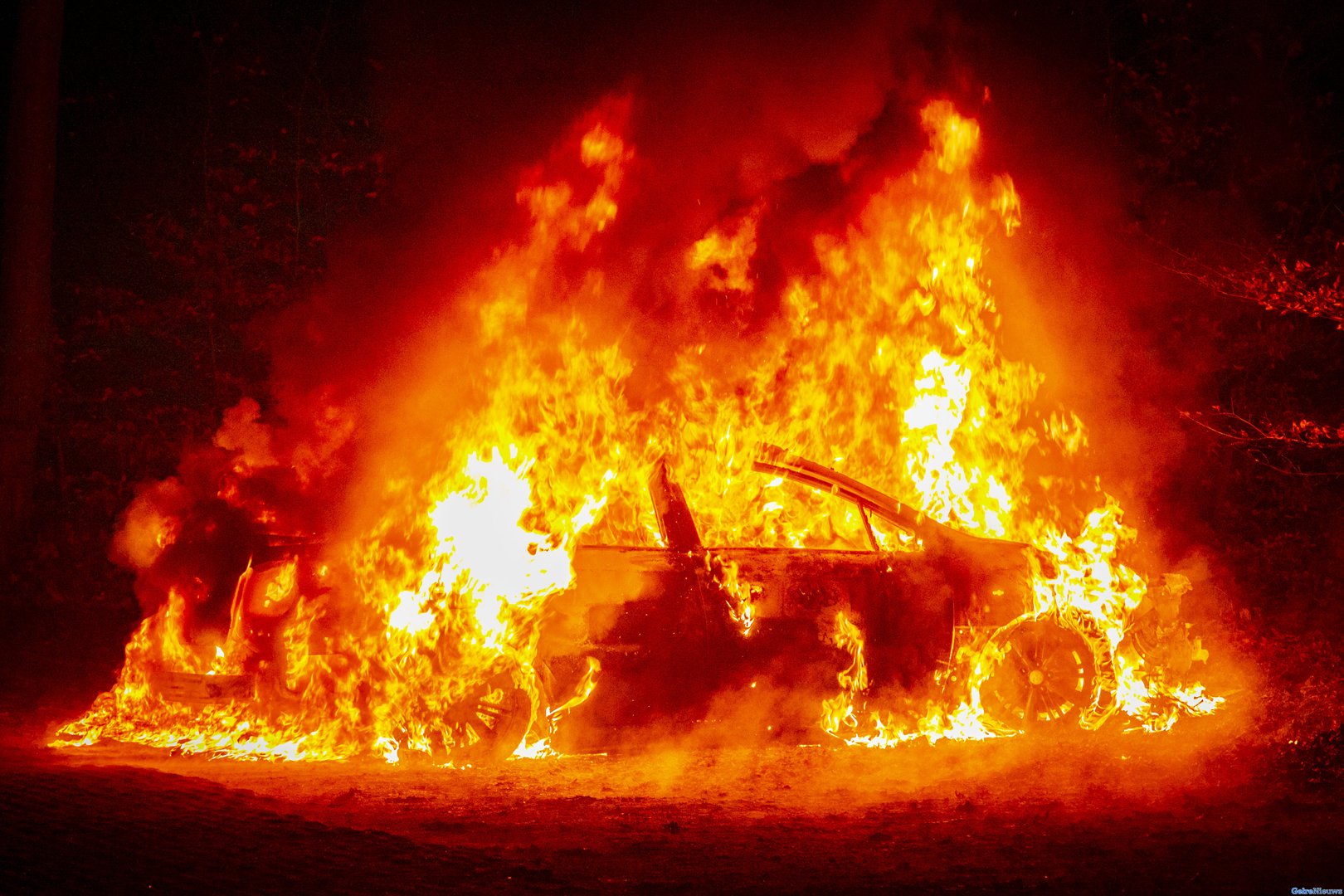 Auto in brand gestoken in bosgebied Velp