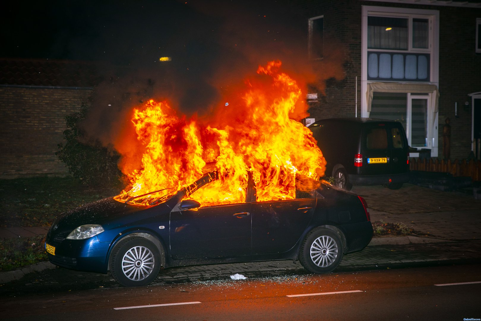 Twee auto’s in brand gestoken op Waterstraat in Velp