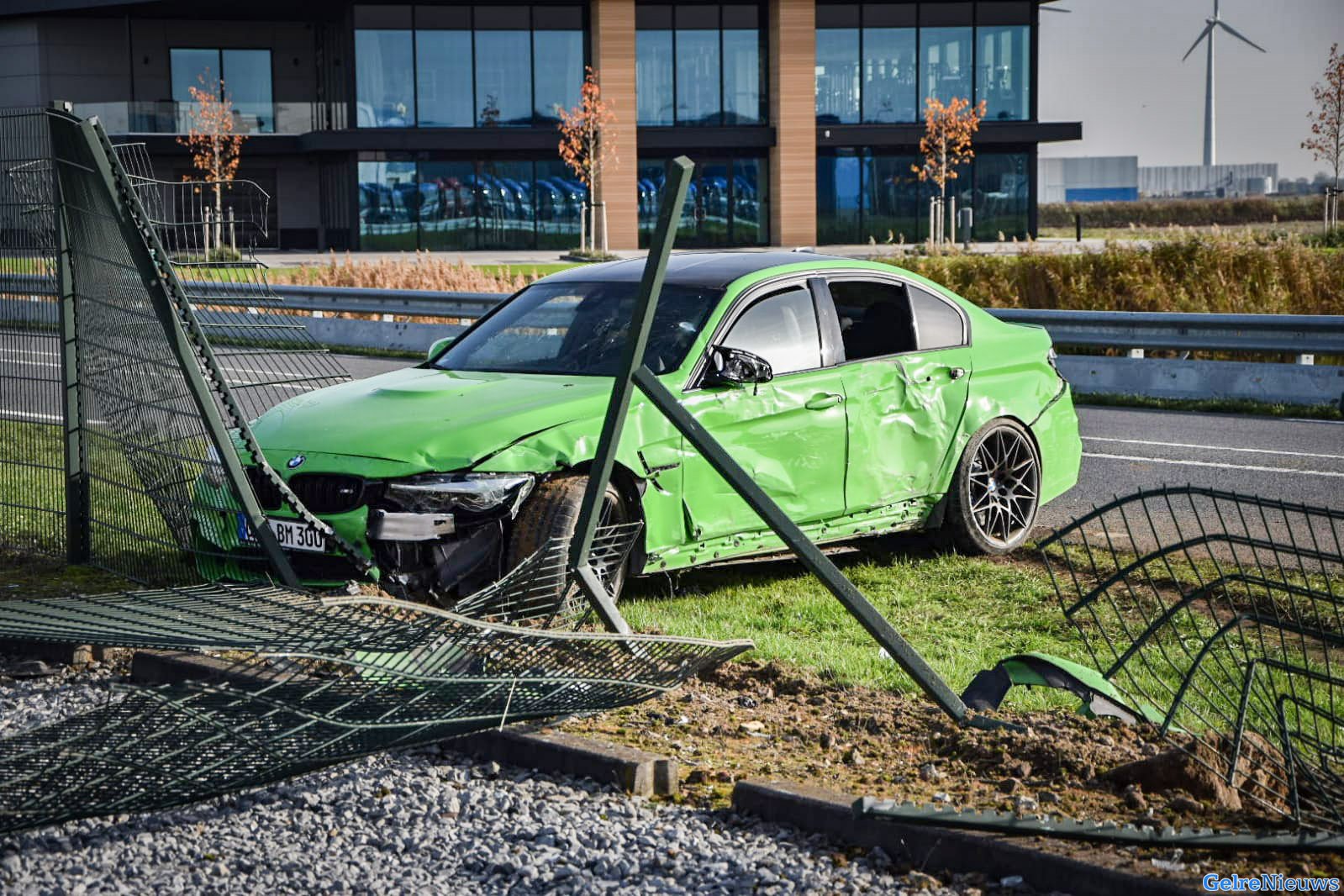 Automobilist ramt hekwerk uit de grond