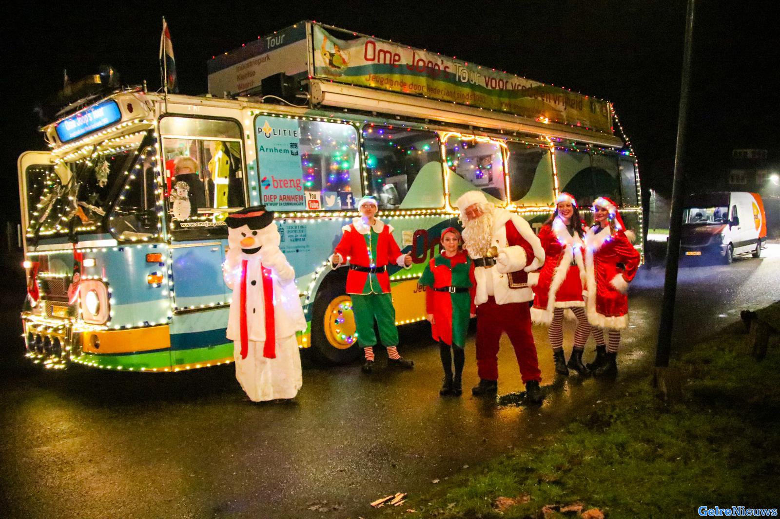 Kerstman rijdt door Arnhem en deelt speelgoed uit met bus van Ome Joop’s Tour