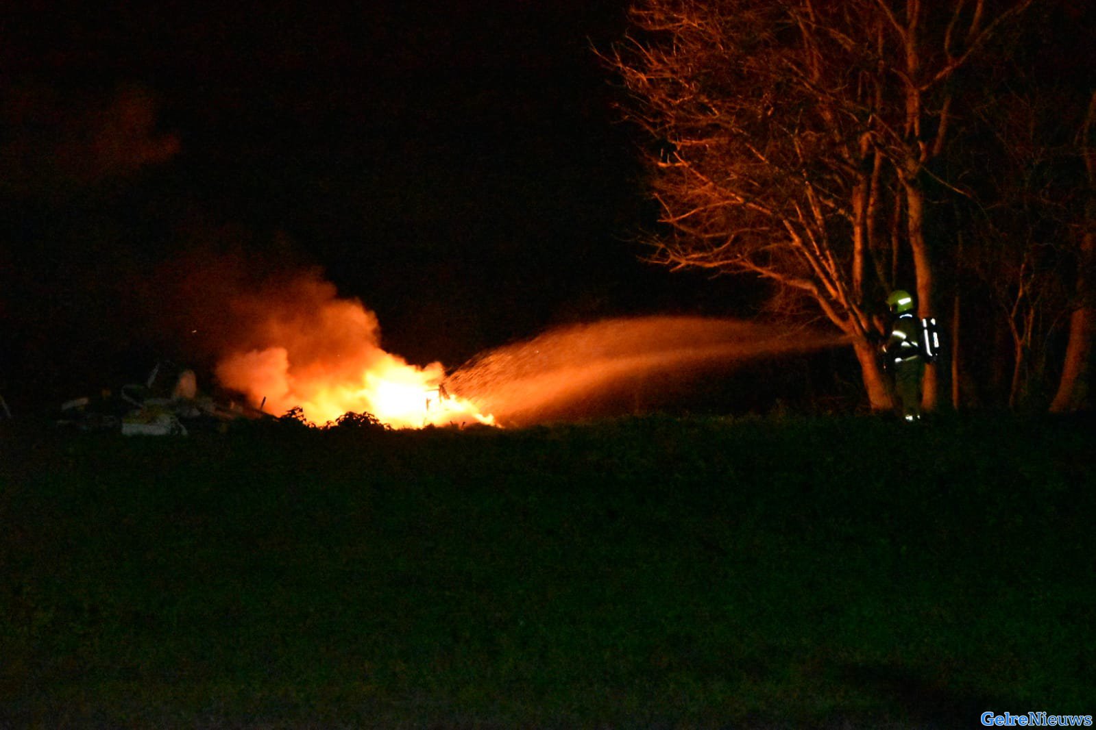 Brand bij boerderij in Spijk: “vlammen waren vanaf de dijk te zien”