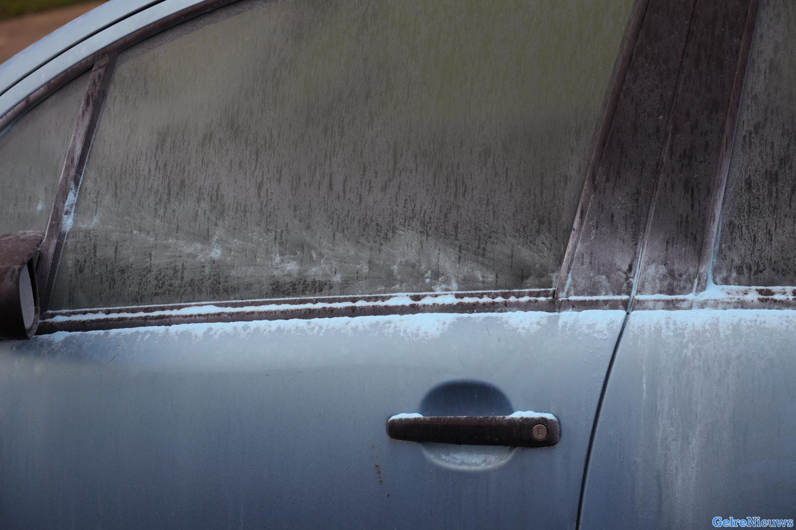 21 auto’s onder gespoten met brandblussers