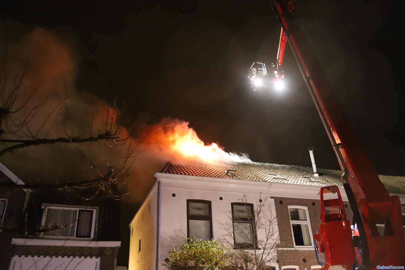 Forse uitslaande zolderbrand in hoekwoning: bewoners tijdig buiten