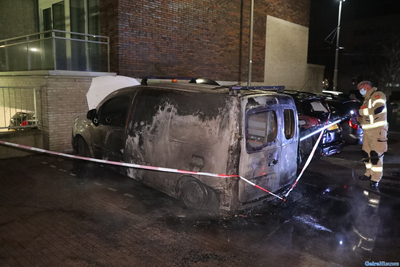 Bestelauto gaat in vlammen op