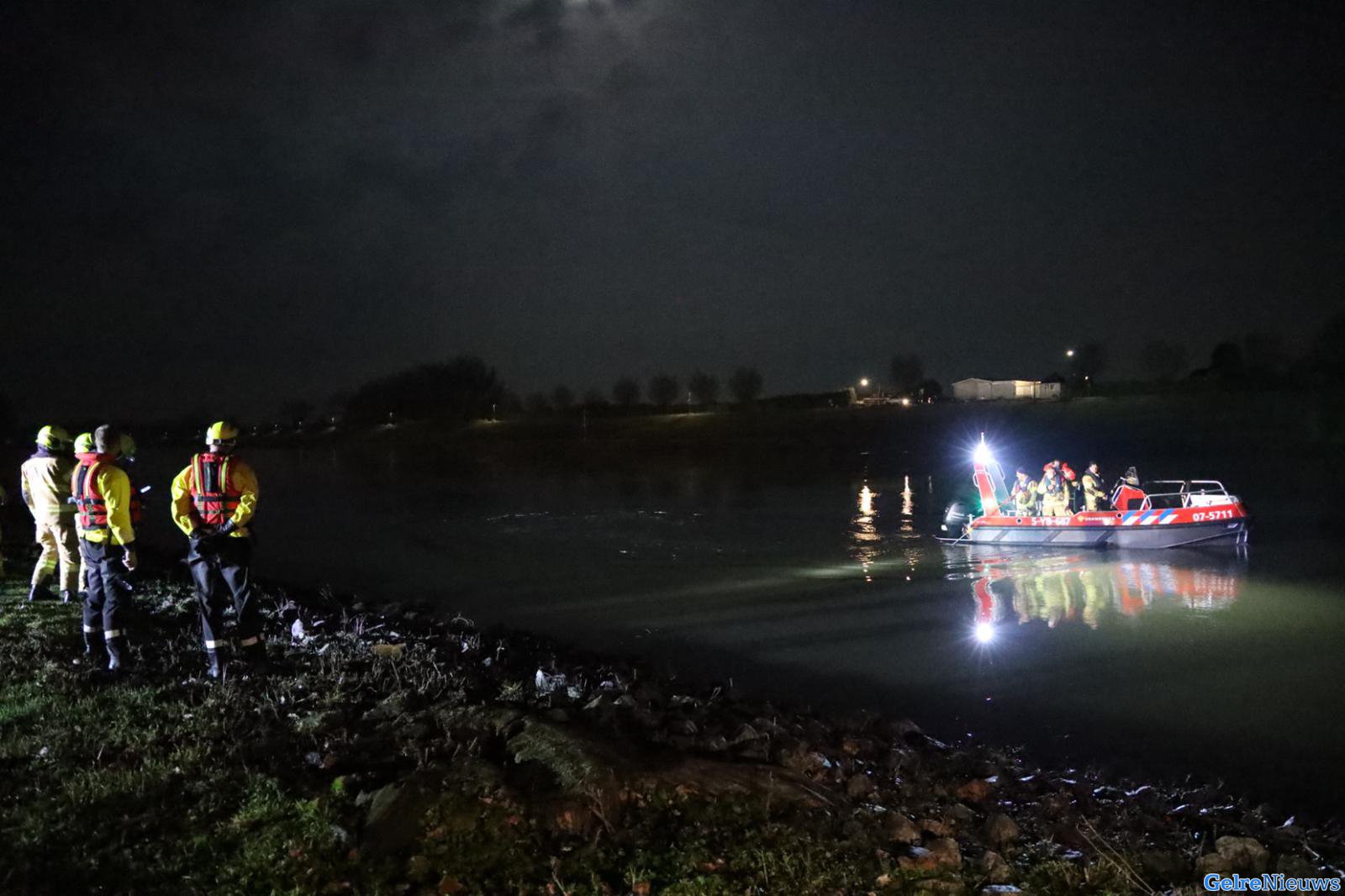 Auto schiet A348 af bij Rheden en is de IJssel in gelanceerd