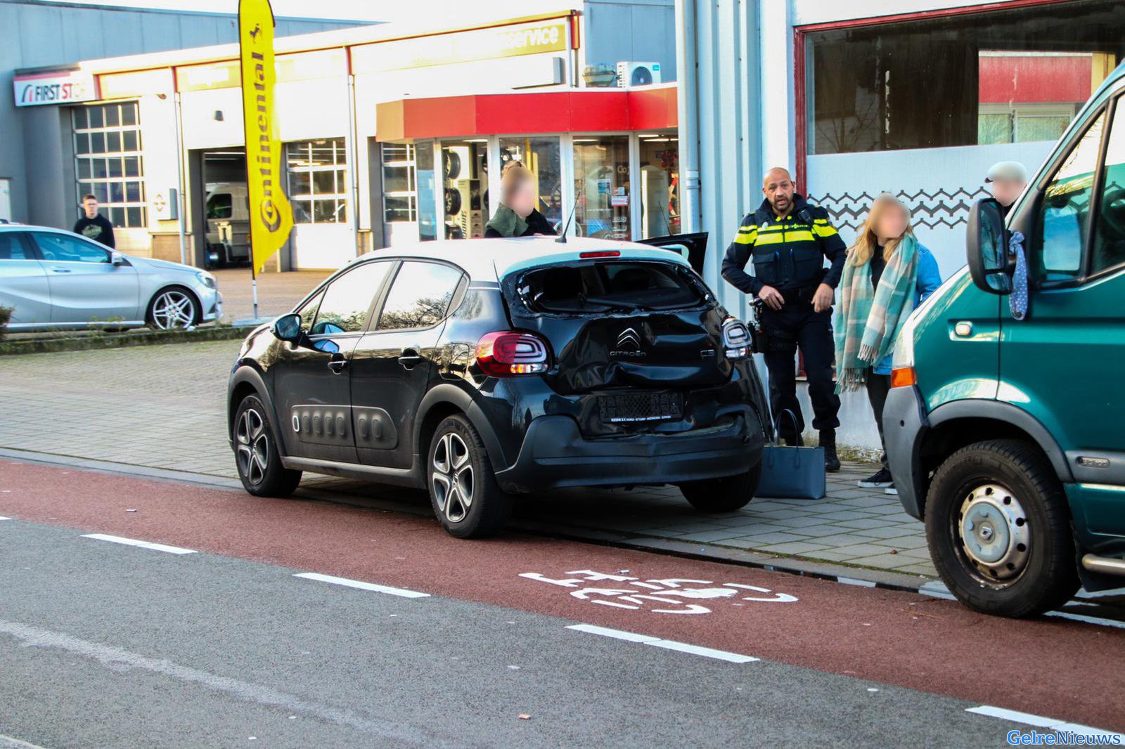 Rolstoelbus botst tegen afslaande auto in Dieren