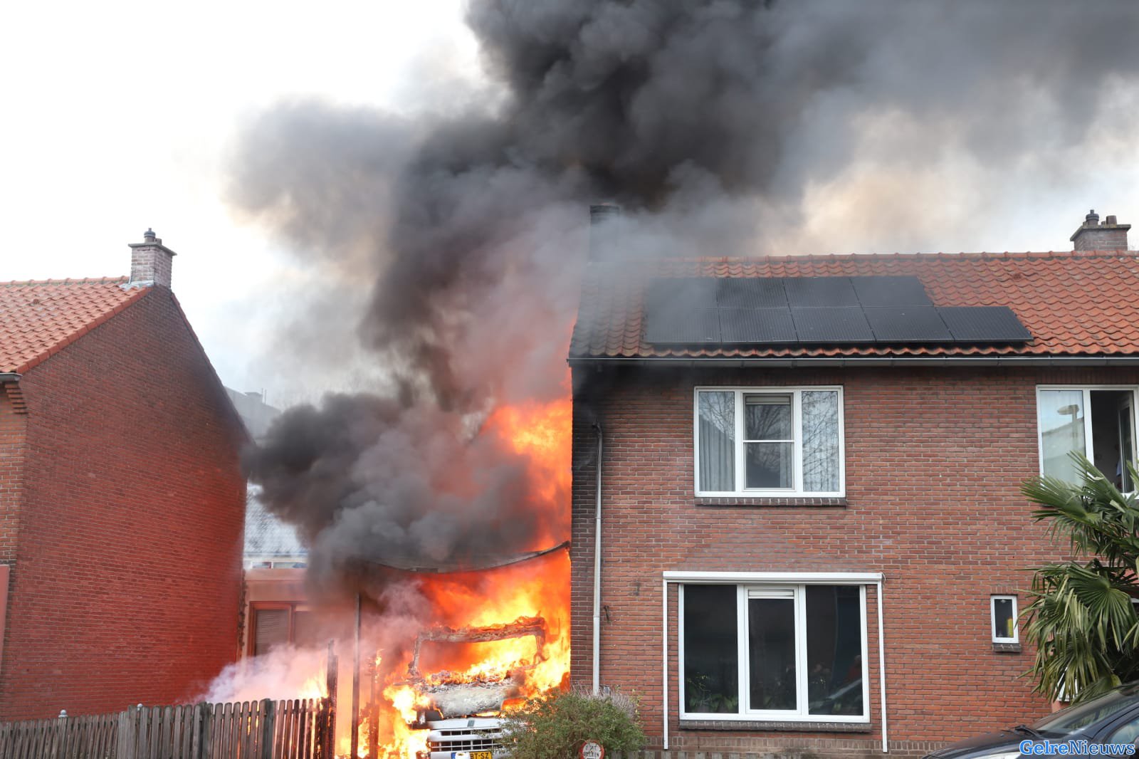 Grote brand bij woning in Tiel