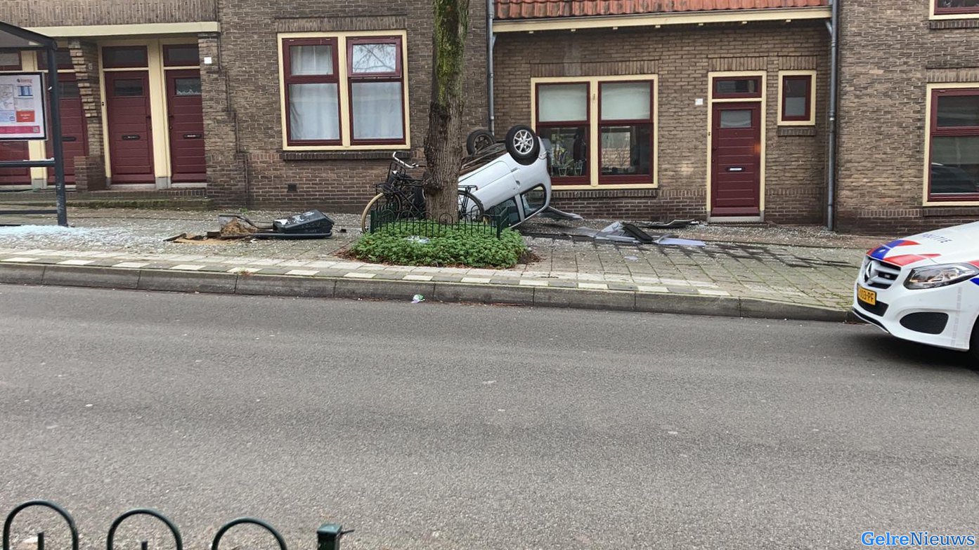 Brommobiel slaat over de kop voor woning in Arnhem