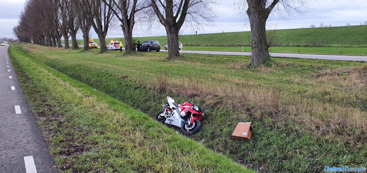 Motorrijder schiet tussen bomen door en ligt tientallen meters verder in sloot