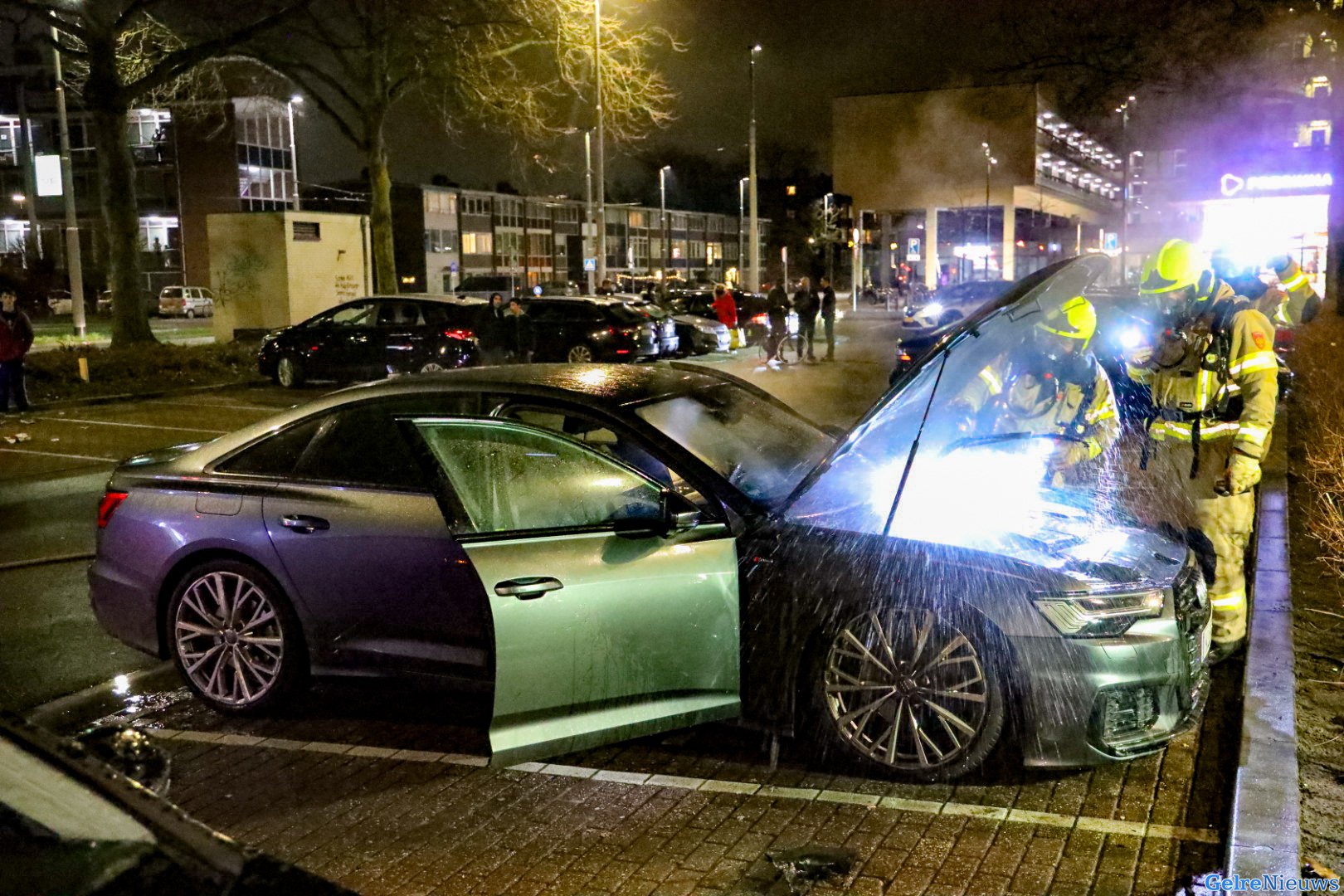 Auto overgoten met benzine en aangestoken in Arnhem