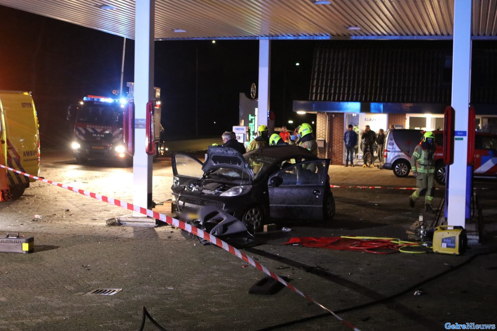 Grote ravage nadat auto pomp uit de grond rijdt bij tankstation: vrouw zwaargewond