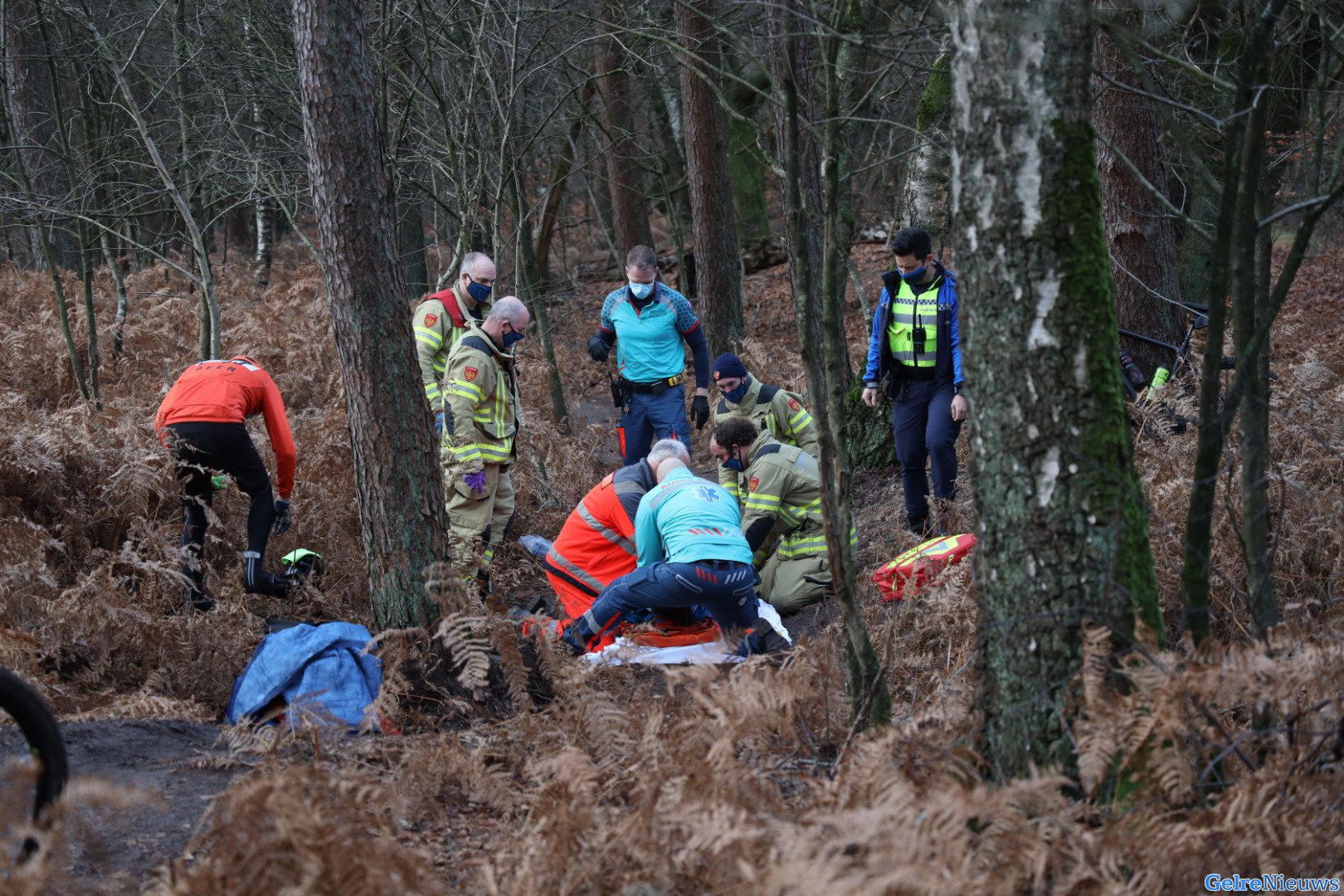 Mountainbiker belandt tegen de boom bij Rozendaal