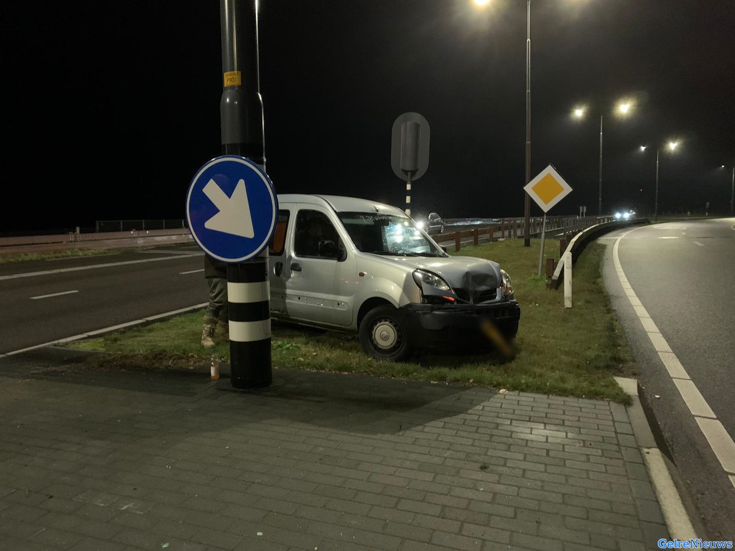 Alcomobilist botst achterop splinternieuwe auto in Dieren